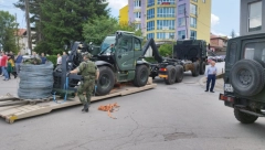 NAPETO U ZVEČANU Pripadnici Kfor-a razvlače bodljikavu žicu (FOTO/VIDEO)