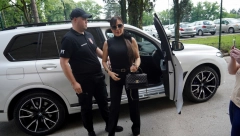 CECA SLOMLJENA STIGLA NA SNIMANJE ZVEZDE GRANDA Sva u crnom, izašla iz automobila i odmah ušla u studio, nije želela ni da daje izjave! (FOTO)