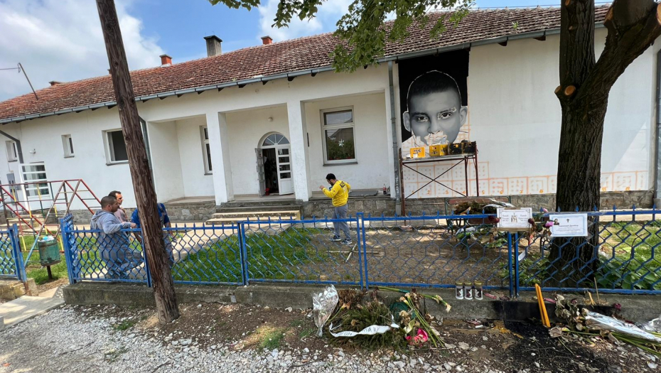 ''SVAKE VEČERI SU SEDELI TU I DRUŽILI SE, A ONDA JE NAIŠAO UROŠ I UBIO NJIH TROJE'' Oslikava se mural za Kristinu, Milana i Dalibora (FOTO)