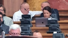 SLIKA GOVORI HILJADU REČI Milivojević zagrlio Kamberija u Skupštini Srbije (FOTO)