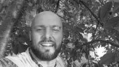 PREMINUO MUZIČAR U 46. GODINI Izgubio bitku sa teškom bolešću, poznati pevač skrhan zbog njegove smrti! (FOTO)