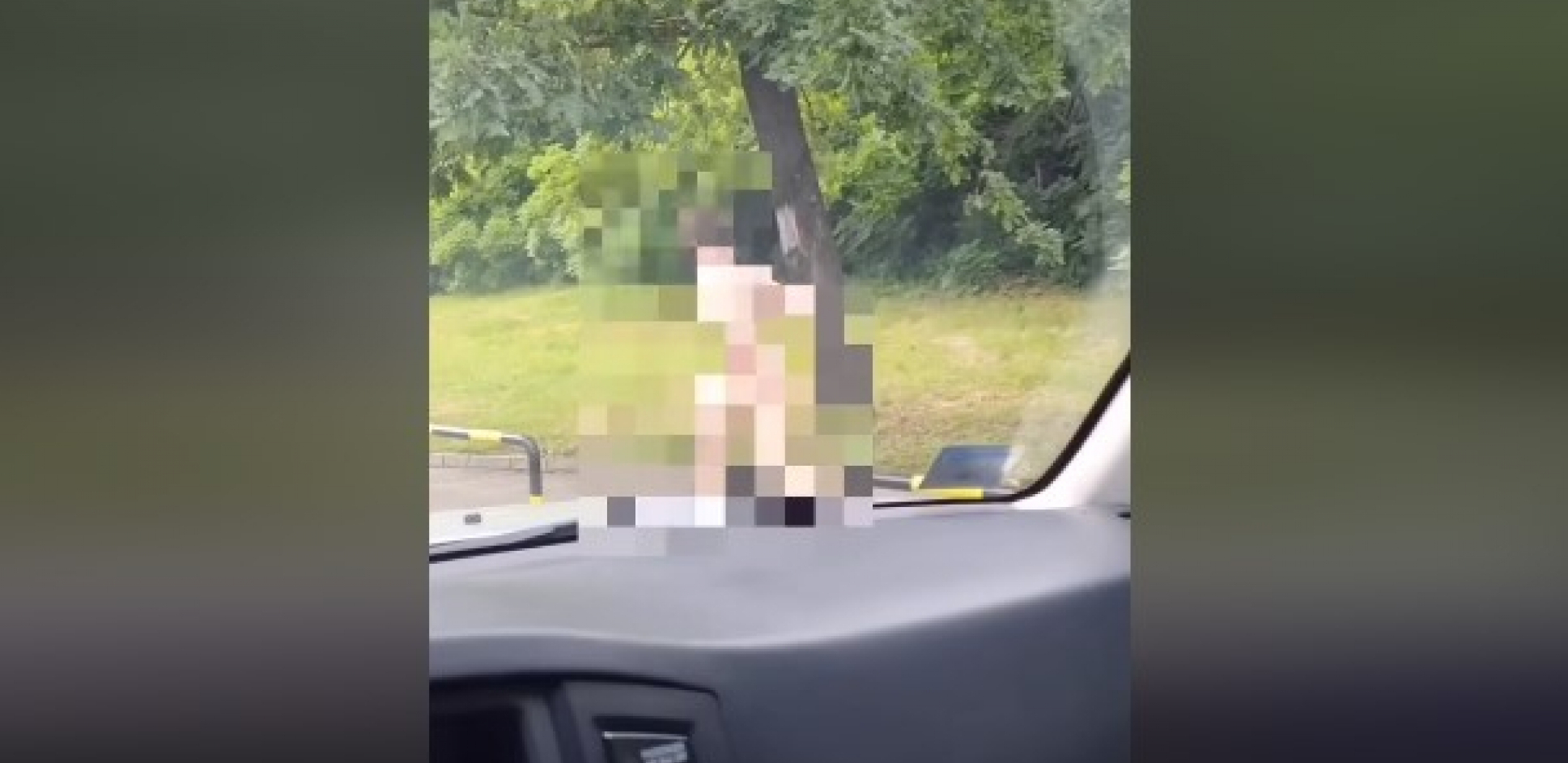 ŠOK PRIZOR NA NOVOM BEOGRADU Go kao od majke rođen šeta ulicom, prolaznici okreću glave (VIDEO)