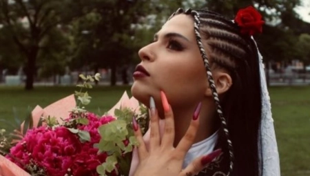 NAŠA TIKTOKERKA RAZBESNELA SVE Za maturu obukla "narodnu nošnju", a uz sve to dodala podvezicu i pirsing, komentari pljušte! (FOTO)