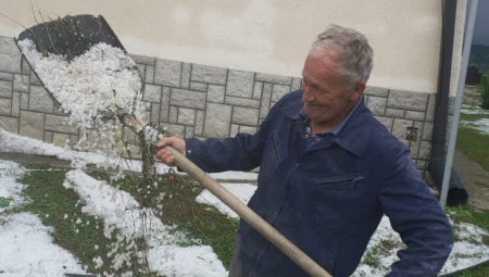 ŽESTOKO NEVREME U UŽICU Grad razorio okolna mesta, malinjaci uništen - vanredna situacija u Požegi! (FOTO/VIDEO)