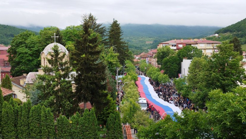 Srbi u Zvečanu razvili zastavu dugu 250 metara