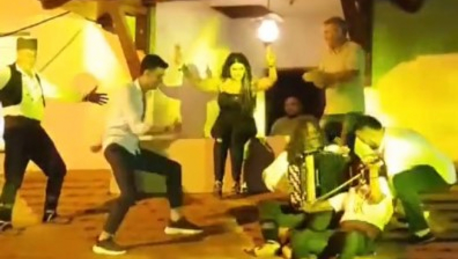 DALJE OD OVOG NEMA Popeli se na krov i "praše kolce", jeziva scena razbesnela ljude