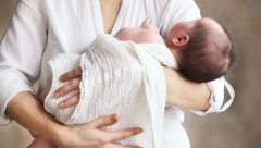 ISPRAVKA - Ne, beba se nije rodila sa spiralom u ruci