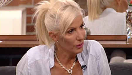 CAKANA SE POJAVILA U EMISIJI BEZ ZUBA Pevačica zgranula publiku, svi zanemeli kada su videli šok prizor