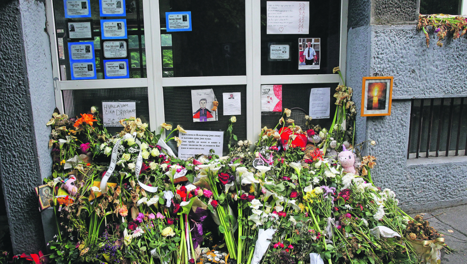 POČAST DECI IZ RIBNIKARA Najlepša i najtužnija poruka malih maturanata upućena danas ubijenim đacima na Vračaru (FOTO)