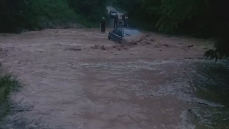 "GLEDAMO U NEBO I MOLIMO SE DA PRESTANE!" Jake kiše koje padaju iz dana u dan izazvale mnogo štete