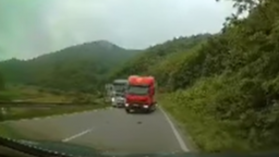 PROVUKAO SE KROZ IGLENE UŠI Šleper za dlaku izbegao nesreću: snimak stravičnog preticanja u Ovčar Banji (VIDEO/FOTO)
