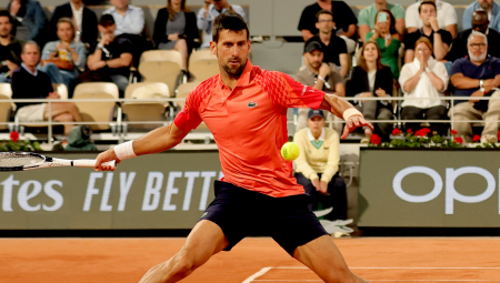 NOVAK JAČI OD VETRA I PROTIVNIKA Đoković se žestoko namučio, pa zgromio Fučoviča za treće kolo Rolan Garosa