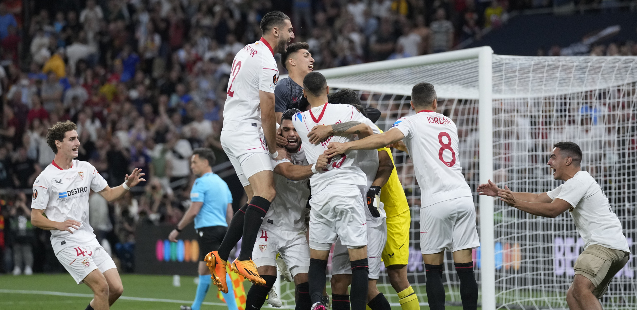 LIGA EVROPE MENJA IME U SEVILJINA LIGA Bono junak u Budimpešti, Andalužani po sedmi put podigli omiljeni trofej (VIDEO)