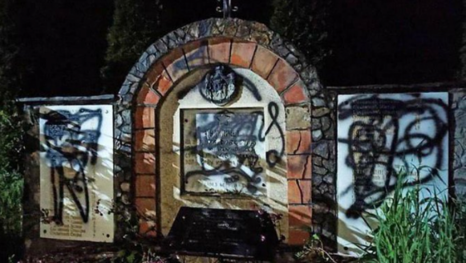 OSKRNAVLJEN SPOMENIK NA PUTU ŠTRPCE - BREZOVICA Podignut u znak sećanja na žrtve koje su streljane na Vidovdan 1944.godine
