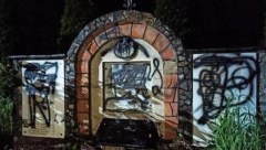 OSKRNAVLJEN SPOMENIK NA PUTU ŠTRPCE - BREZOVICA Podignut u znak sećanja na žrtve koje su streljane na Vidovdan 1944.godine