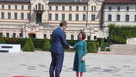 PRVA IZJAVA VUČIĆA PO DOLASKU U MOLDAVIJU Ne očekujem lake sastanke, važno da pokušamo da sačuvamo mir
