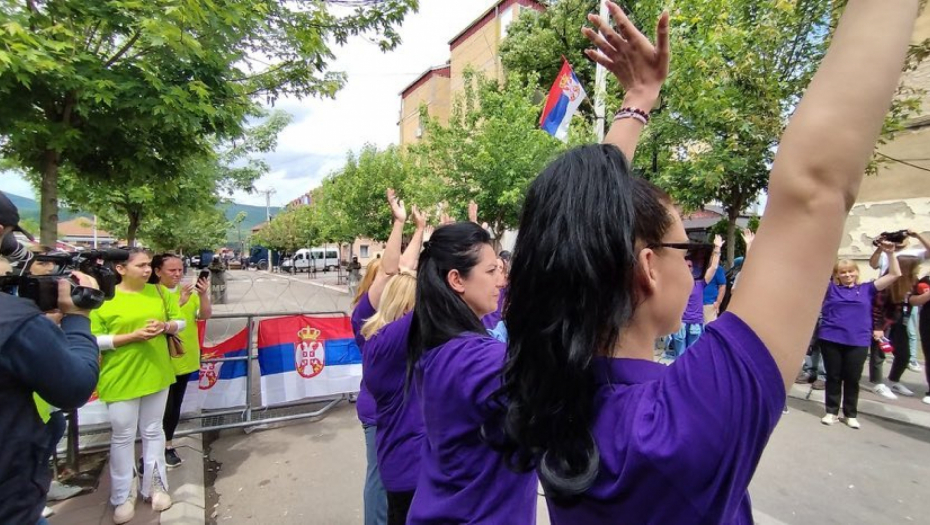 U INAT KURTIJEVOM TERORU Srbi pesmom i igrom uzvratili na albanske duge cevi (VIDEO)