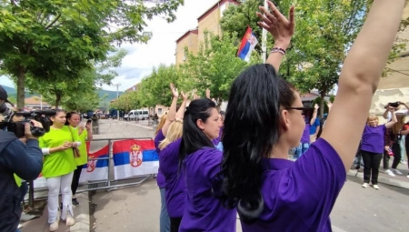 U INAT KURTIJEVOM TERORU Srbi pesmom i igrom uzvratili na albanske duge cevi (VIDEO)