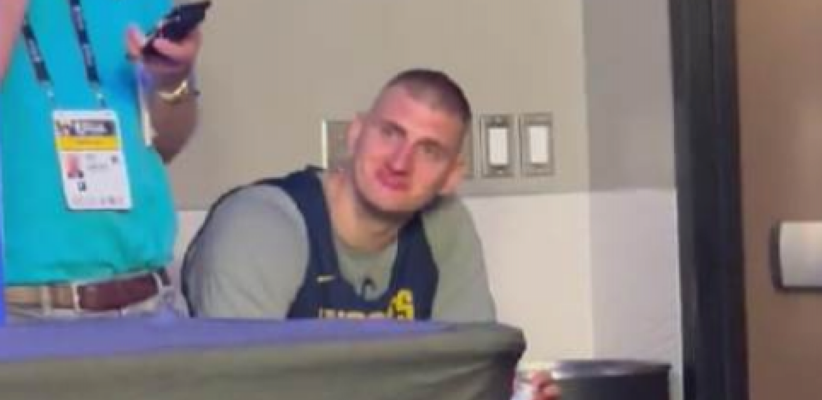 TRENER HVALIO, JOKIĆ SVE SLUŠAO Nikola se postideo, sve se videlo na njegovom licu (VIDEO)