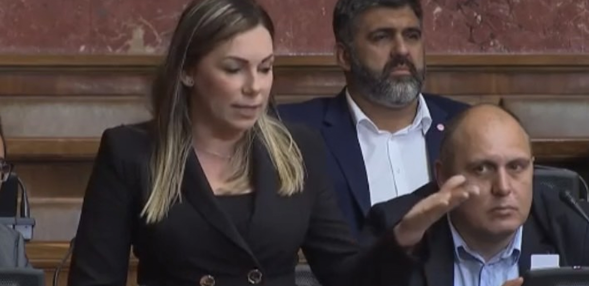 OVAKO "POŠTUJU" SKUPŠTINU Marija Lukić sramno odgovorila Nebojši Bakarecu! (VIDEO)