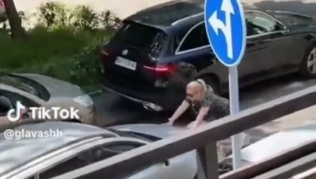 REŠAVANJE PROBLEMA "MIRNIM" PUTEM Beograđanka nije htela da se pomeri da žene prođu kolima, a njihova reakcija je sramotna (VIDEO)