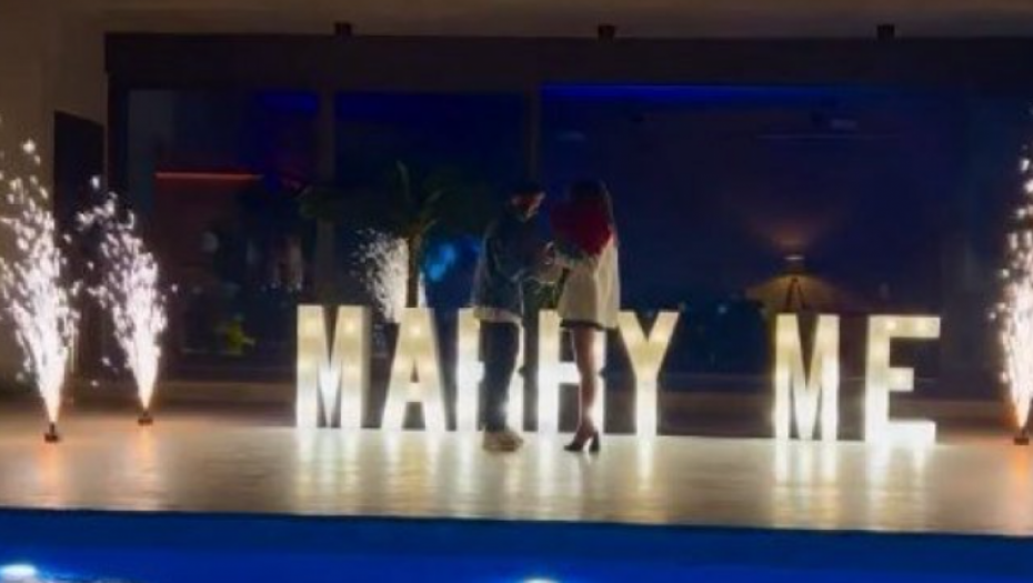 PAMTIĆE OVO CEO ŽIVOT Fudbaler Zvezde na senzacionalan način zaprosio izabranicu (VIDEO)