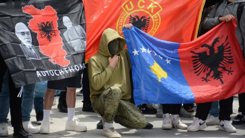 EKSTREMISTIČKI SKUP NA IBRU! Albanci sa UĆK zastavama spremaju "marš na sever", uzvikuju psovke upućene Srbima! (FOTO)