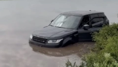 NEOBIČNA NESREĆA KOD NOVOG SADA Izbegao direktni sudar, pa završio u vodi (VIDEO)