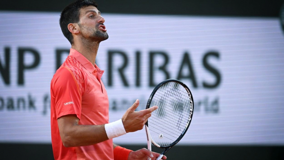 TAJNI NOVAKOVI SIGNALI TIMU Kada pokaže rukama levo ili desno - njegov tim tačno zna šta treba da uradi