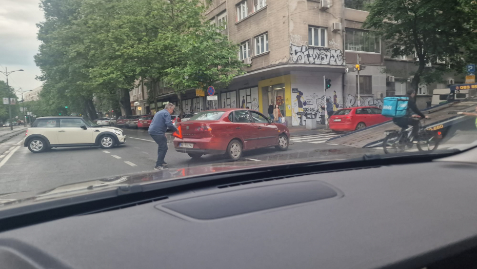 SAOBRAĆAJNA NEZGODA NA BULEVARU KRALJA ALEKSANDRA (FOTO)
