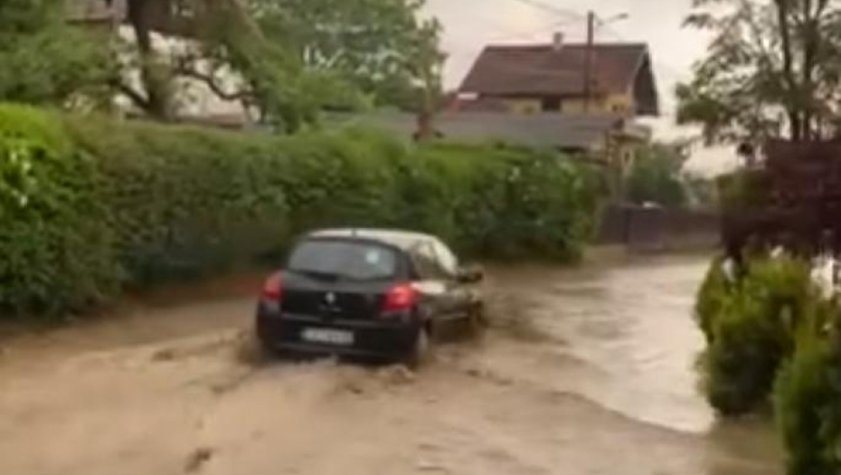 NEVIĐENI PLJUSAK POTOPIO ČAČAK Drama na ulicama, voda počela da prodire u dvorišta!