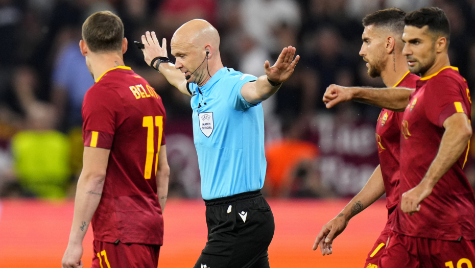 HAOS U BUDIMPEŠTI Navijači Rome napali sudiju Tejlora (VIDEO)