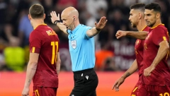 HAOS U BUDIMPEŠTI Navijači Rome napali sudiju Tejlora (VIDEO)