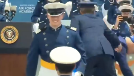 BAJDEN OPET PAO Novi gaf predsednika Amerike preplavio društvene mreže - pripadnici tajne službe pritrčali da ga podignu! (VIDEO)