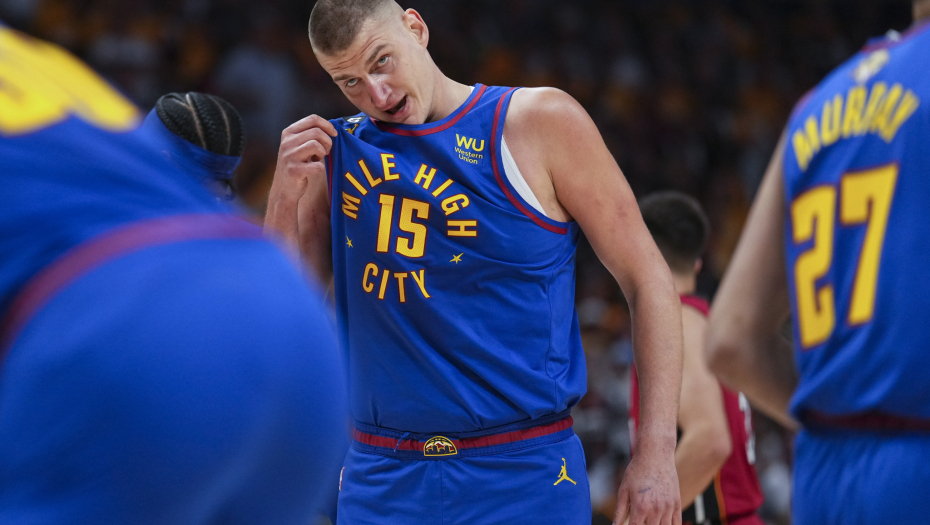 KAD NE POGAĐA, ONDA PROSIPA MAGIJU Pogledajte kako je Jokić sjajnim potezima podigao publiku na noge (VIDEO)