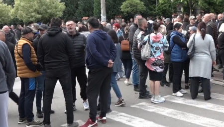 RUŠI SE KURTIJEVA LISTA ZA ODSTREL Srbi ne odustaju od svojih zahteva, najmasovniji skup do sada (FOTO/VIDEO)