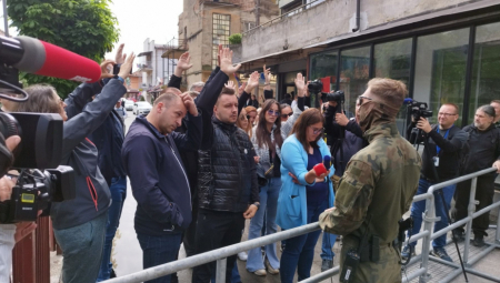 KFOR IZMEĐU DVE VATRE Albanski policajci nastavljaju okupaciju opština, Srbi poslali jasnu poruku