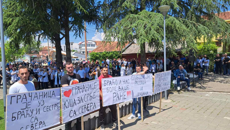 BRAĆO, I NAS BOLE VAŠE RANE Ogroman skup podrške Srbima sa severa KiM iz Gračanice (FOTO)