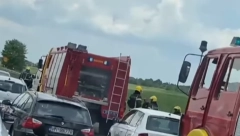 AUTOMOBIL SLETEO U JARAK PA SE PREVRNUO NA KROV Saobraćajka kod isključenja za Batajnicu(VIDEO)