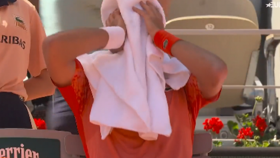 ŠTA JE SA NOVAKOM? Jednim potezom rukama Novak prestravio sve svoje navijače (VIDEO)