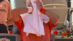 ŠTA JE SA NOVAKOM? Jednim potezom rukama Novak prestravio sve svoje navijače (VIDEO)