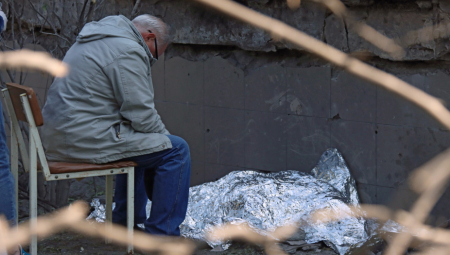DEDA ČUVA UNUKINO MRTVO TELO Ništa ne ilustruje užas rata bolje od ove fotografije