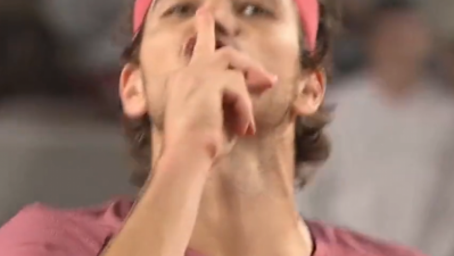 JAKE VARNICE U PARIZU Opasno isprozivao publiku, ućutkao sve navijače pa ih provocirao (VIDEO)