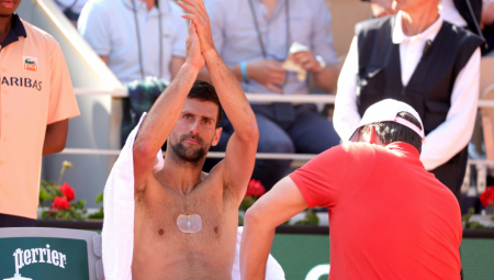 NOVAČE, ŠTA JE SAD OVO? Đoković je ovoga puta imao drugačiju pločicu na grudima, ali i još jednu na leđima (VIDEO)