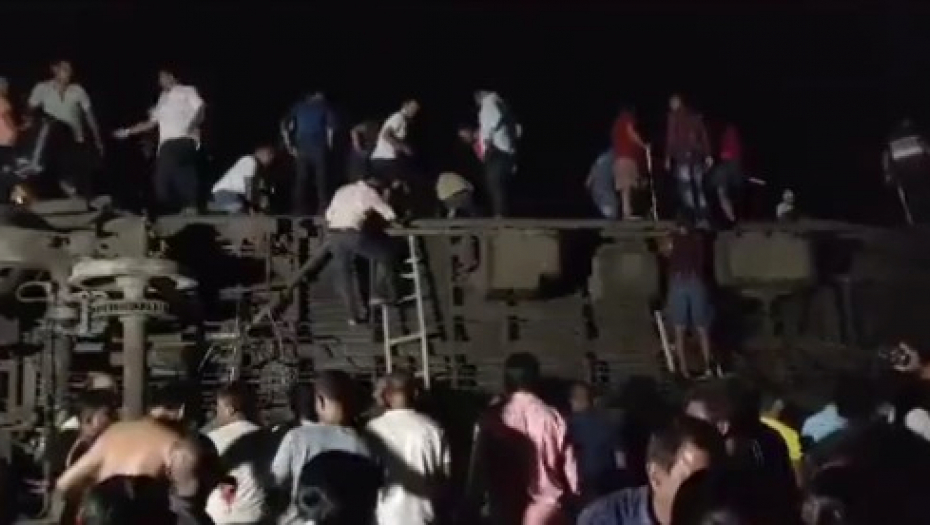POGINULO 50, JOŠ 300 POVREĐENO Stravična nesreća u Odiši, voz iskočio iz šina (VIDEO)