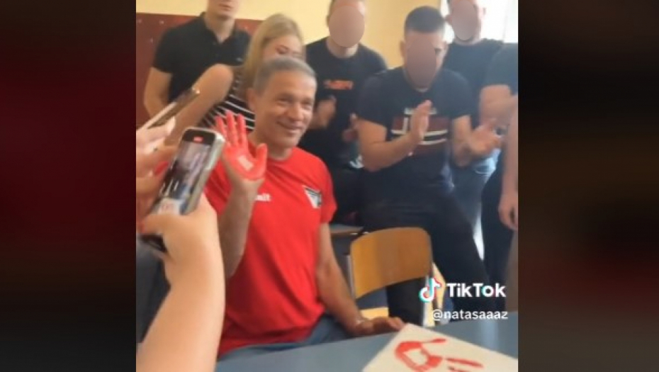 NAJLEPŠI SNIMAK KOJI ĆETE DANAS VIDETI Zbog načina na koji su se maturanti beogradske škole rastali sa profesorom mnogi su zaplakali (VIDEO)