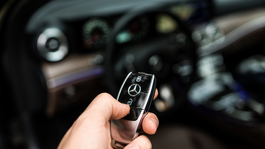 TRIK KOJI SVI VOZAČI MORAJU DA ZNAJU Šta uraditi kada je baterija daljinskog ključa prazna