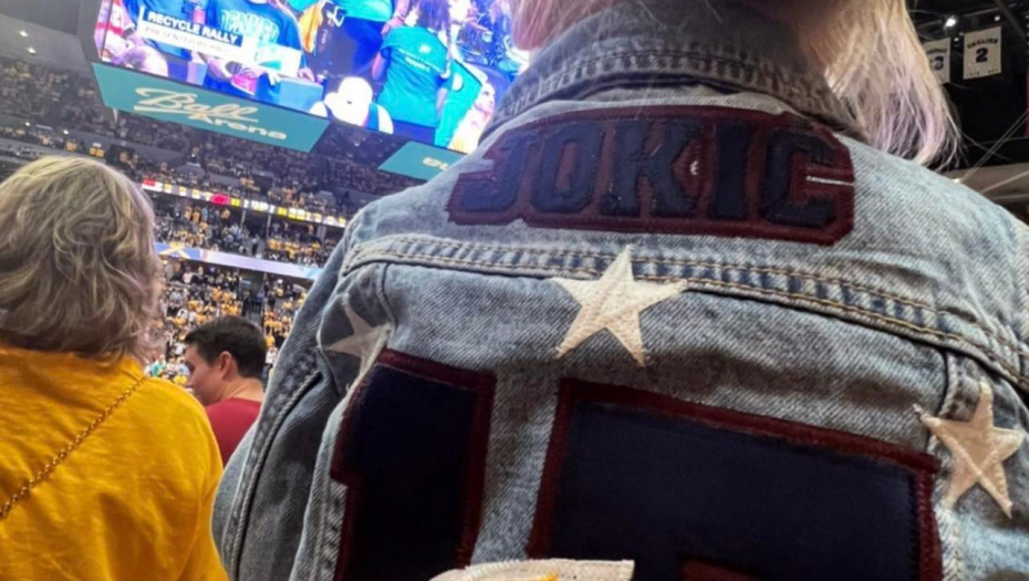 FOTOGRAFIJA KOJA TOPI SRCA Lako je Jokiću da dominira na parketu, kad ima ovakvu podršku (FOTO)