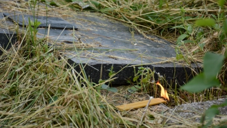POLOMLJENI SPOMENICI U KOROVU I ŠIBLJU Potresne slike, tuga i bol na groblju u južnom delu Mitrovice (FOTO)