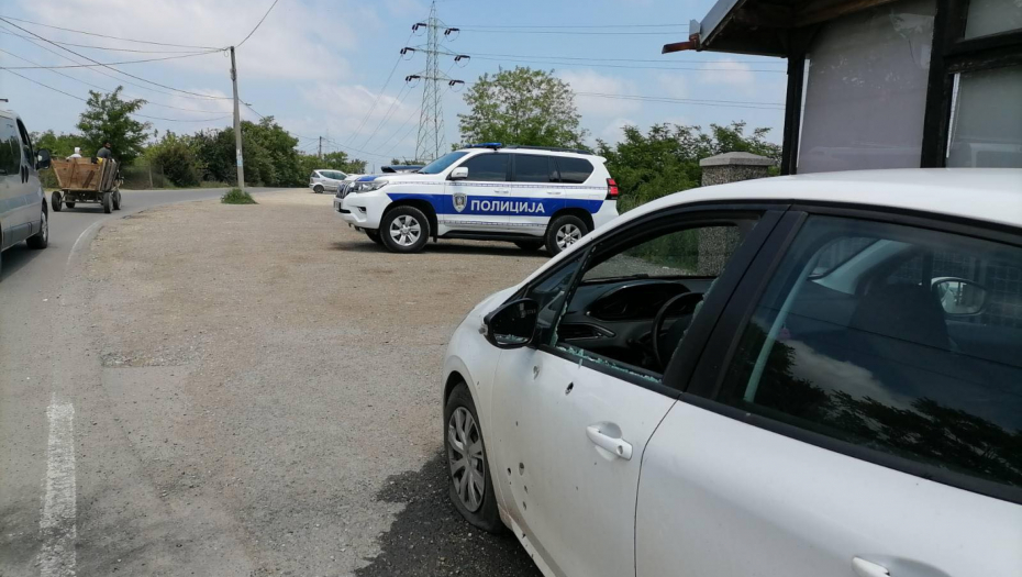 ALO! ISPRED RESTORANA NA ZVEZDARI GDE JE BAČENA BOMBA Na automobilima vidna oštećenja od gelera, uviđaj u toku (FOTO/VIDEO)